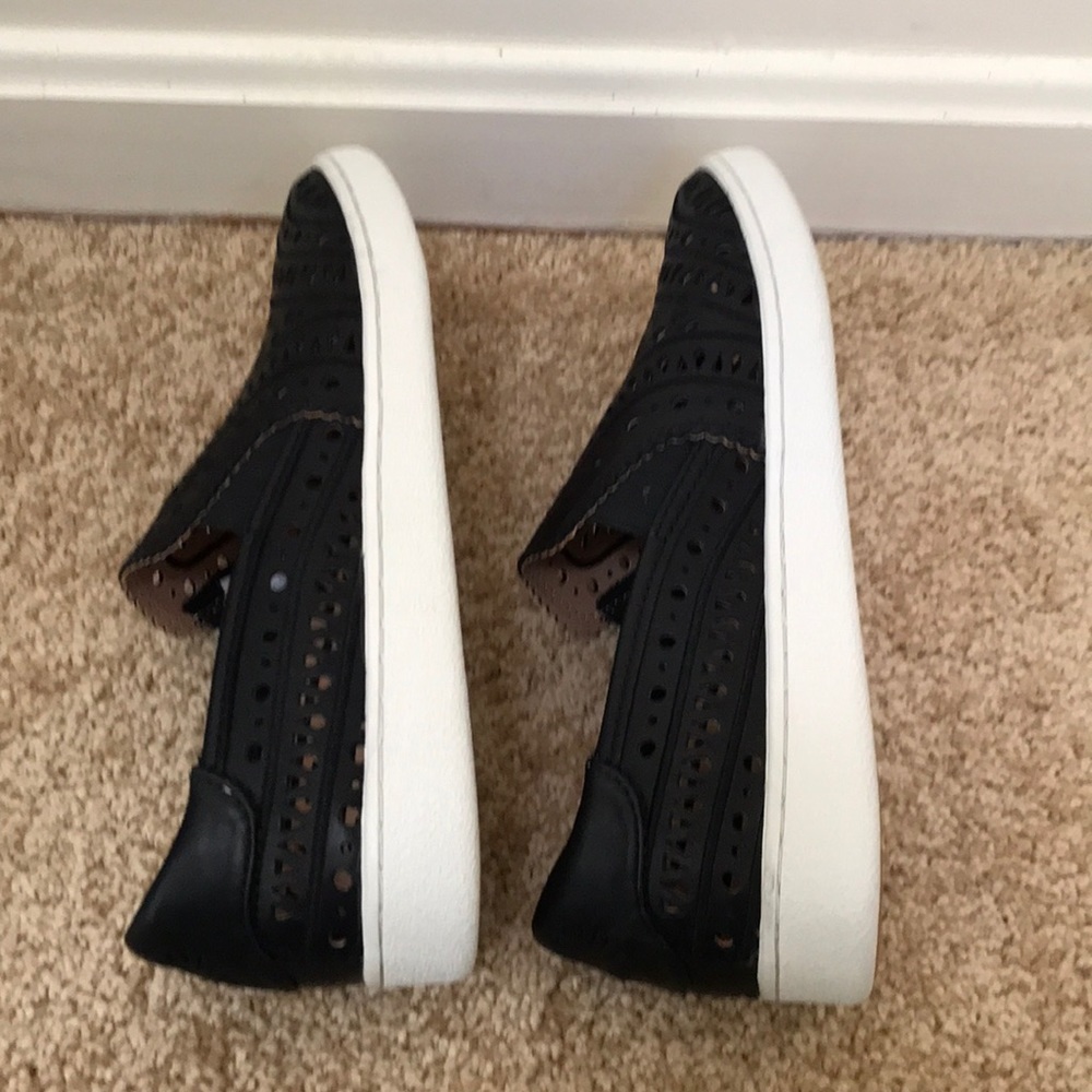 NWOB! UGG size 7 black leather perforated sneakers - Picture 7 of 8